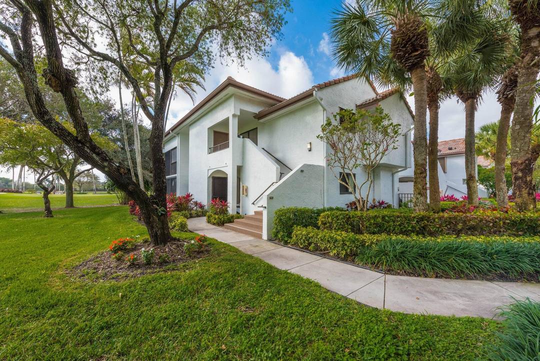 Beautifully maintained 3 bedroom 2 bath den garden apartment condo in the ever popular Gleneagles Country Club in Delray Beach.