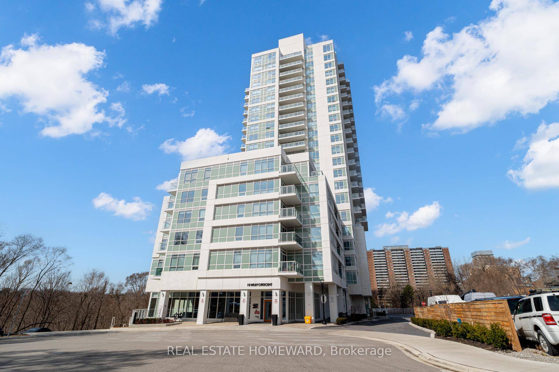 Welcome to Wilby ! This Sun filled and spacious unit features 1 bedroom and a generous sized den.