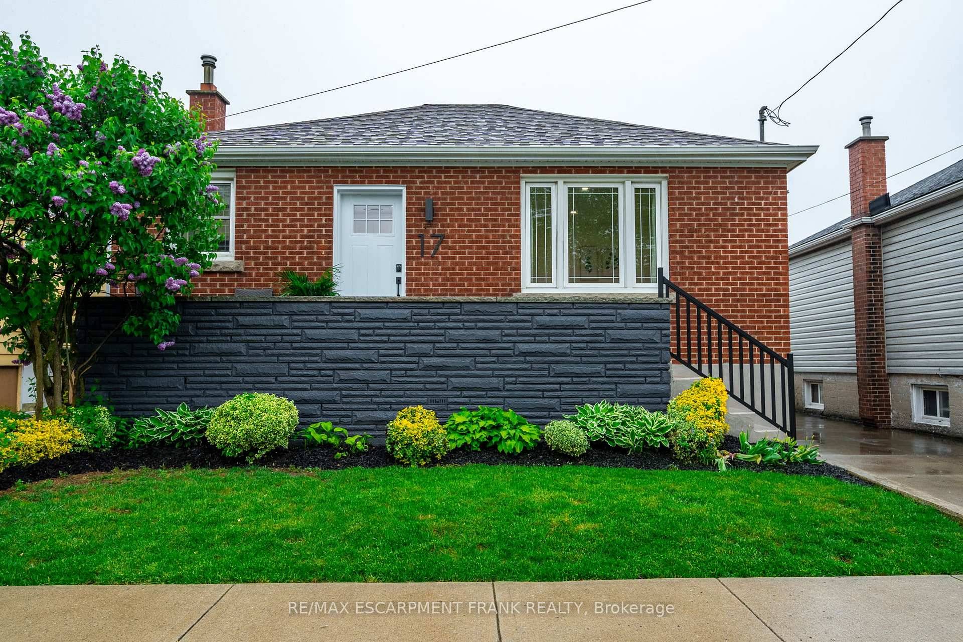 Charming, fully renovated bungalow with in law suite amp ; Escarpment views !