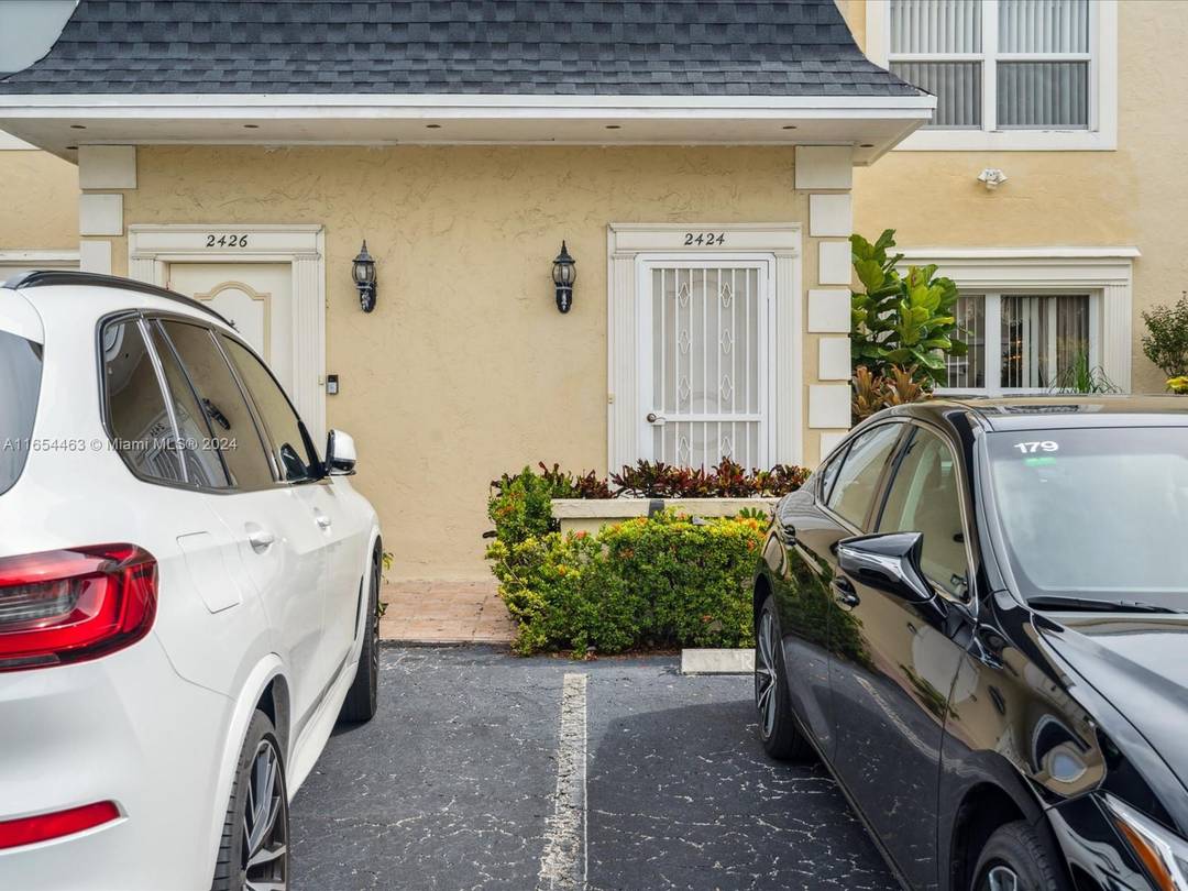 Beautifully designed and spacious bi level townhome in Venetian Park !