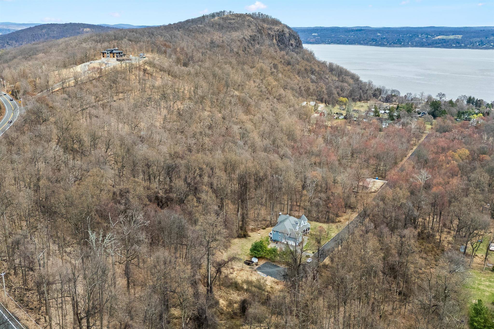 Build your custom home with views of the Hudson River and Hook Mountain.