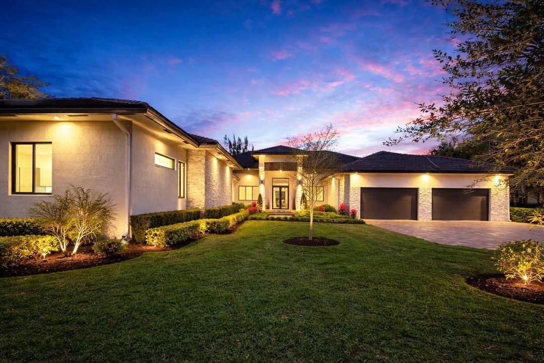 NEWER CONSTRUCTION, BUILT IN 2022, IN THE HEART OF PLANTATION ACRES !