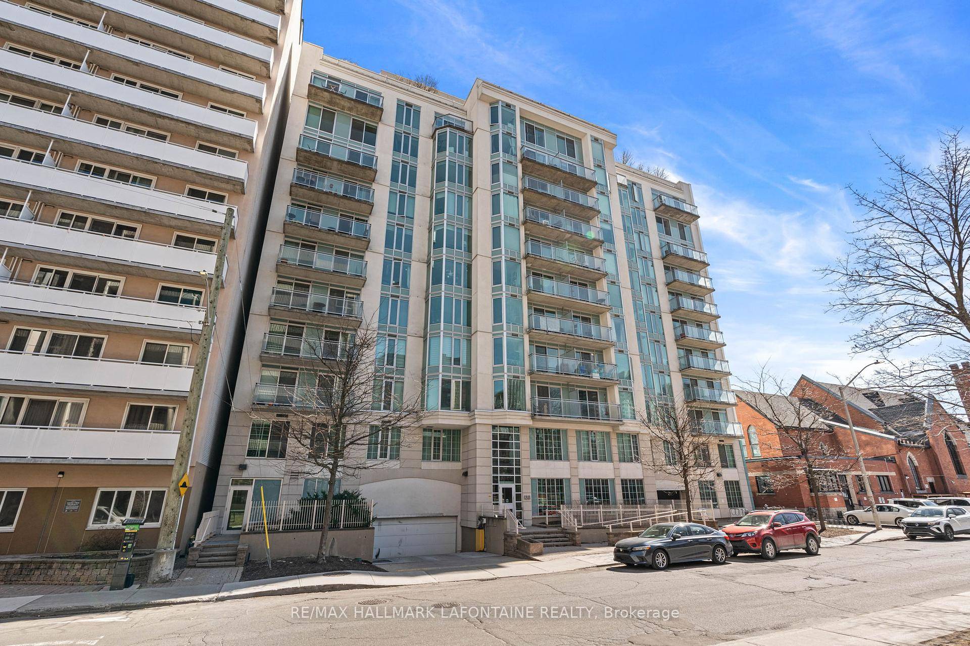 Experience the allure of Somerset Gardens with this stunning 1 bedroom Den 1 bathroom apartment, boasting the added convenience of living in the Ottawa's most sought after location.