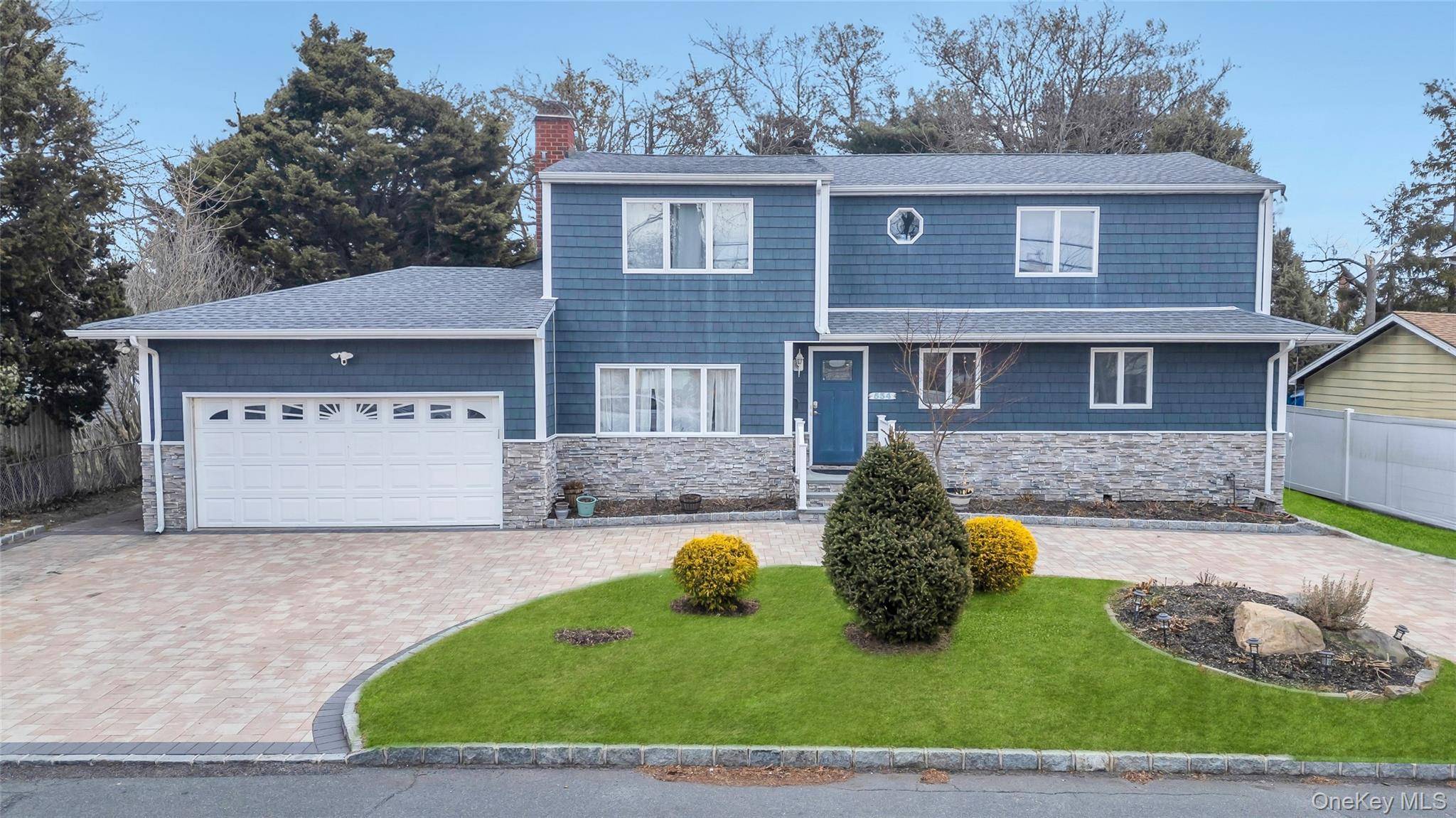 Incredible Opportunity in the Village of Lindenhurst !
