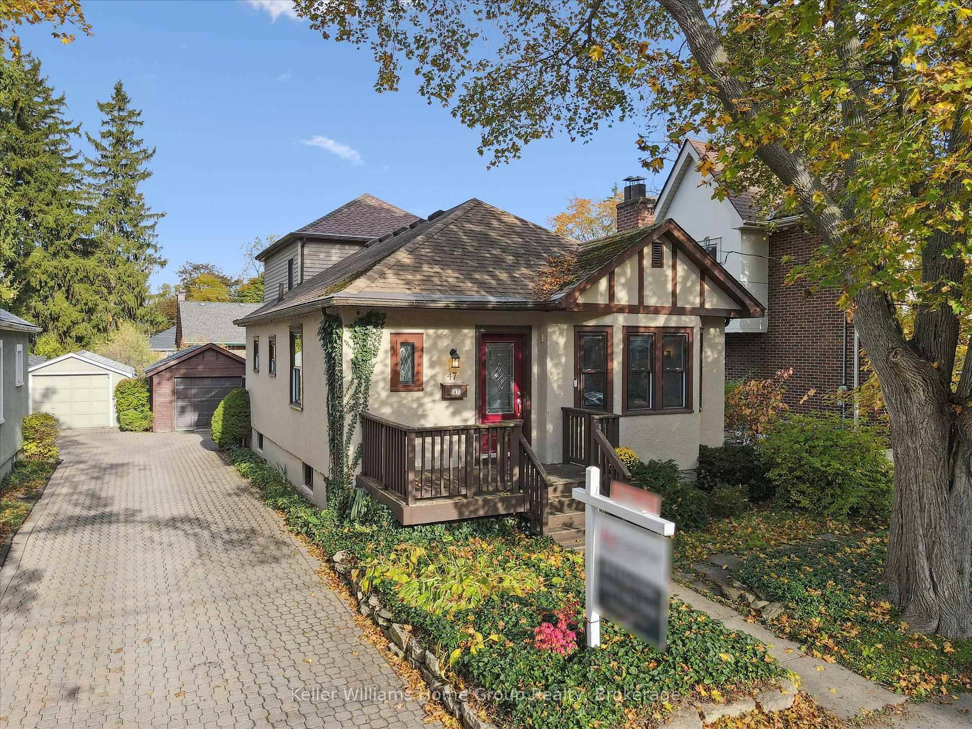 OPEN HOUSE SAT 2 4PM ! Located just steps to the coveted St Georges Park, this beautiful home is tucked onto a quiet crescent at the top of the hill ...