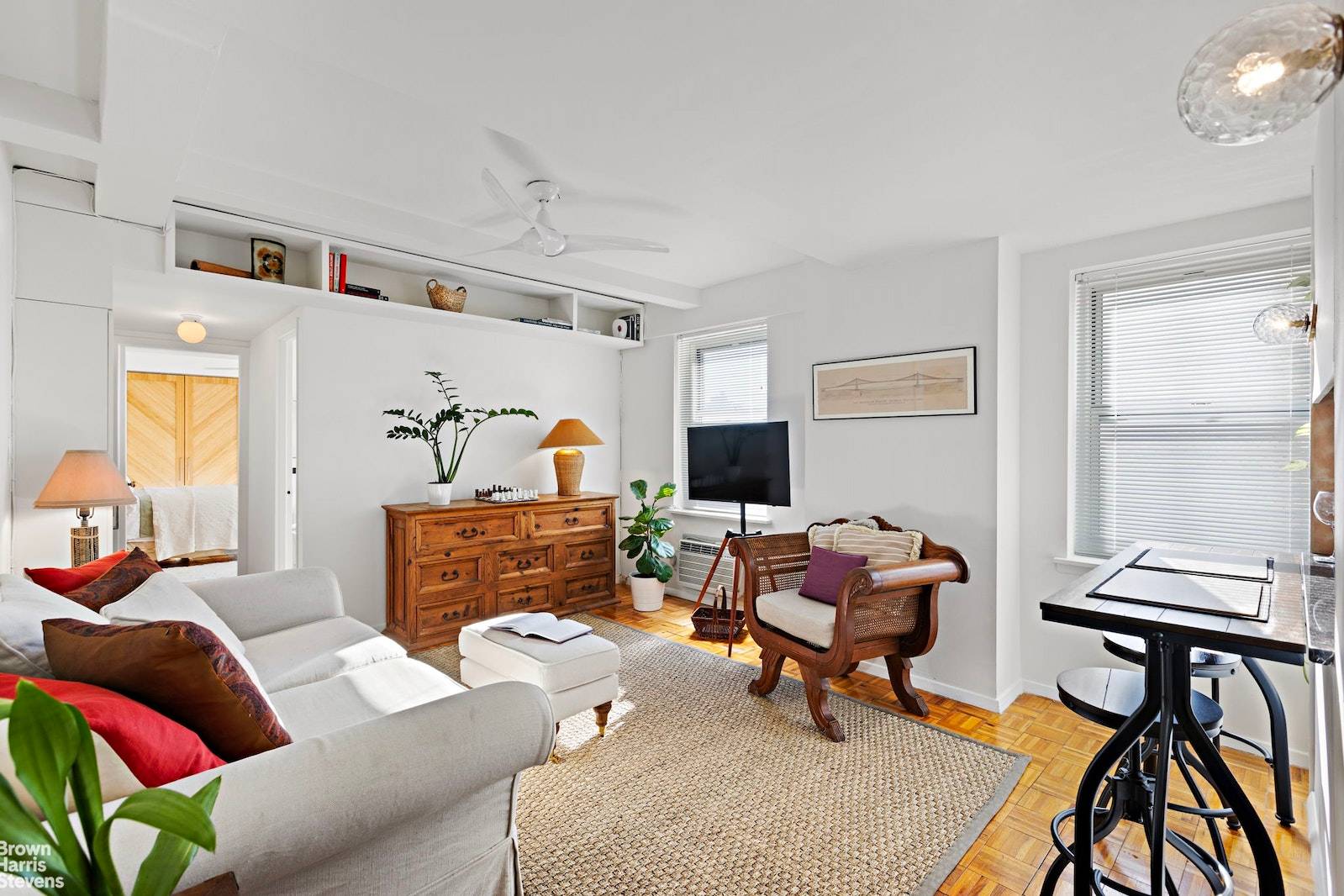 Desirable one bedroom apartment in the heart of Brooklyn Heights, it is move in ready and conveniently located close to Manhattan.