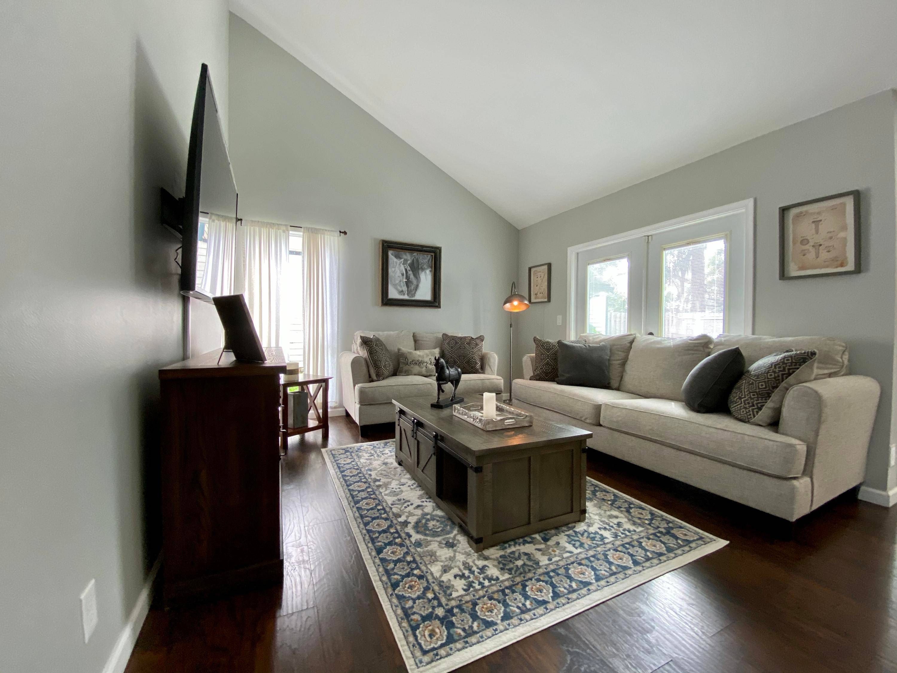 Great Rental ! Single Family home with 2 bedrooms and 2 bathrooms, completely renovated, and an amazing fenced outdoor space.