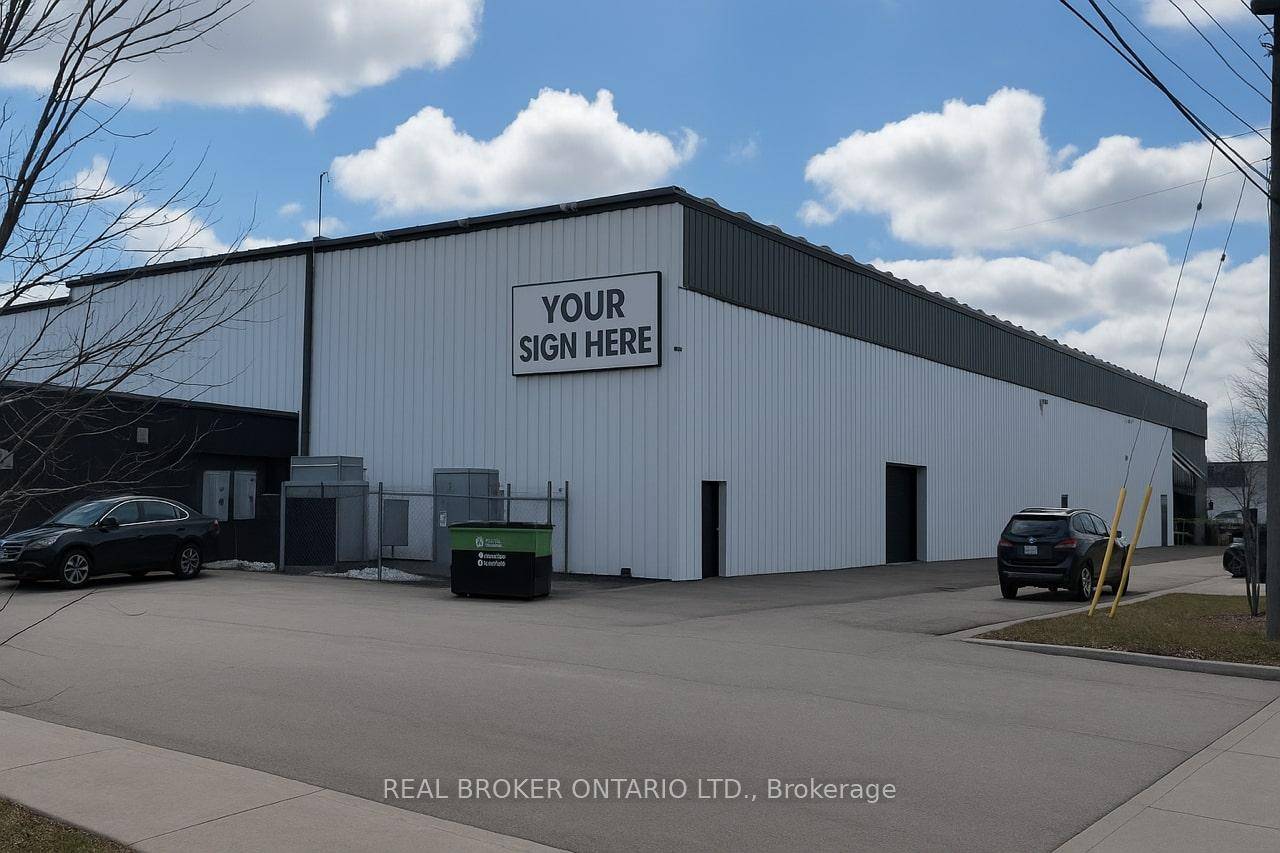 Discover flexible storage solutions in this shared industrial warehouse !