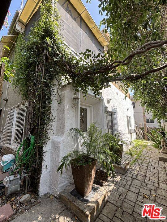1028  N Hayworth Ave 8BR Hollywood Hills East La