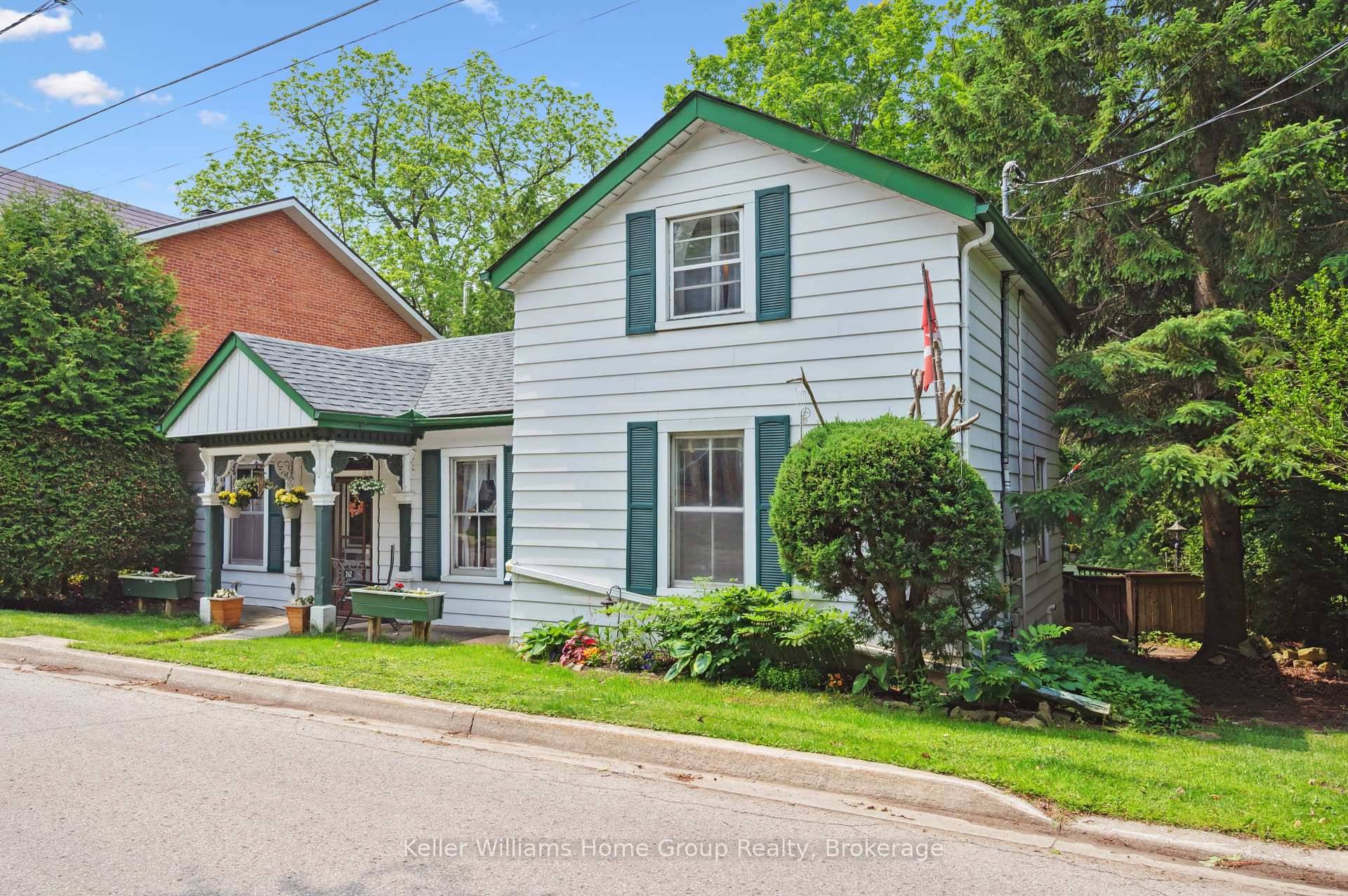 With the river running along the back of the property you will think you are in Muskoka !