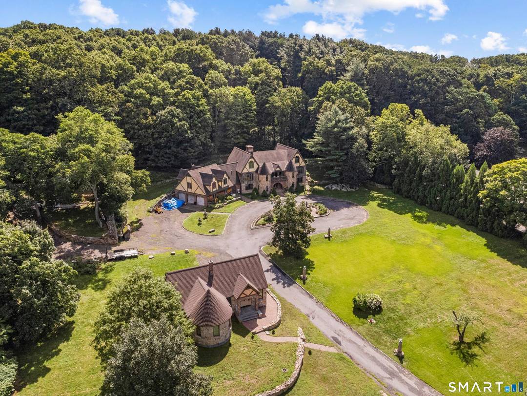 A Landmark Estate Offering Privacy, Craftsmanship, and a Refined Coastal New England Lifestyle.