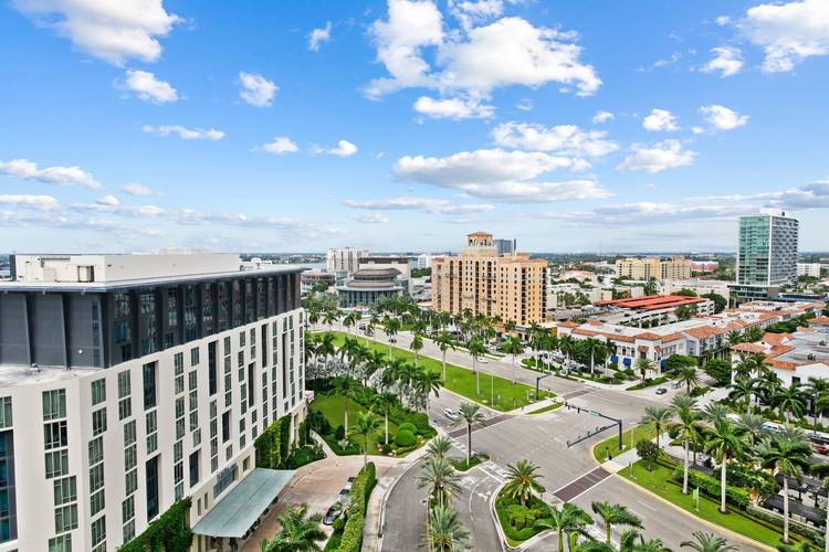 Absolutely Gorgeous Fully Furnished, Turnkey Condo in the prestigious CityPlace South Tower !