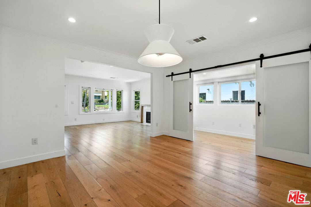 1054  S Plymouth Blvd 2BR La