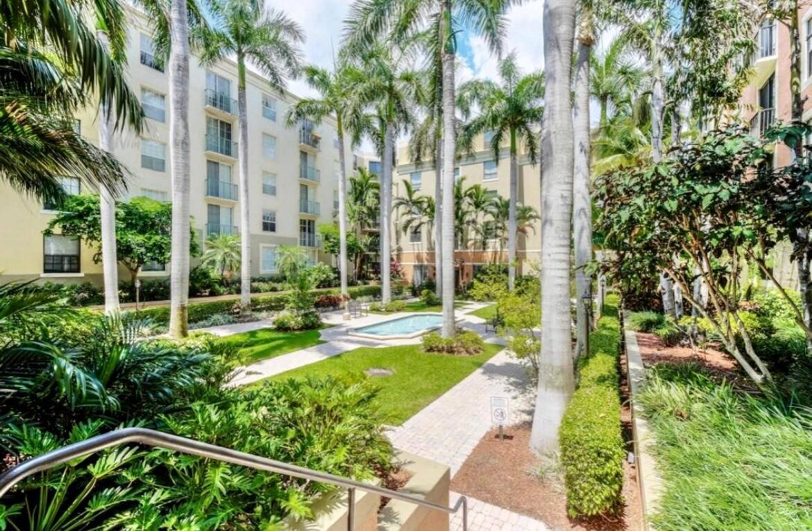 Terrific Investment Option, comes fully furnished Investors no HOA approval needed, rent right away 12 times a year, 30 days minimum.
