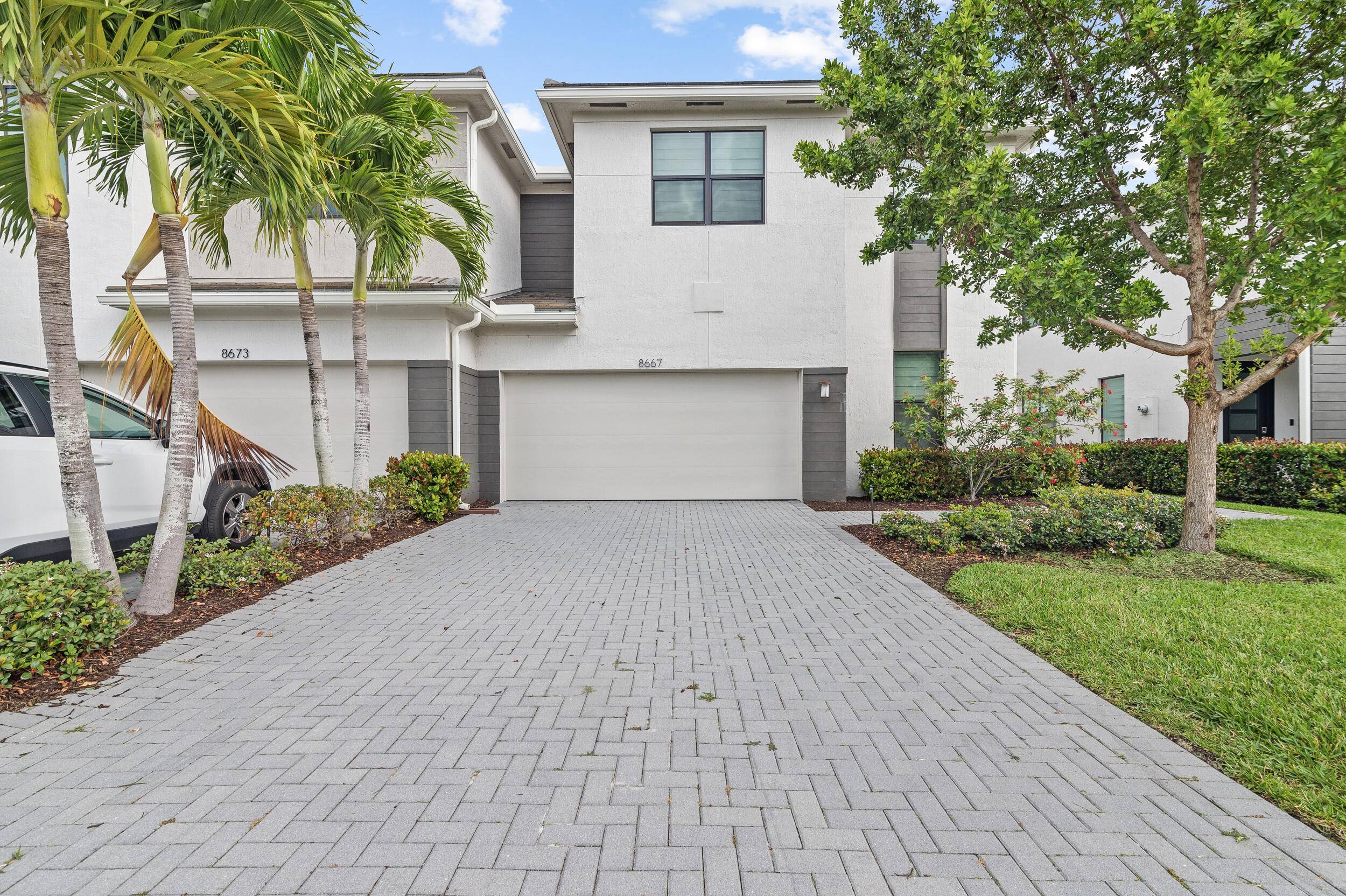 PRICE REDUCED ! ! ! Beautiful over 2000 sq ft townhouse in Lake Worth.