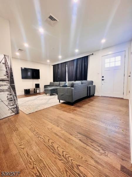 Welcome home to this beautifully renovated 3 beds 2 baths ranch, with fully finished basement ideal for extra living space !