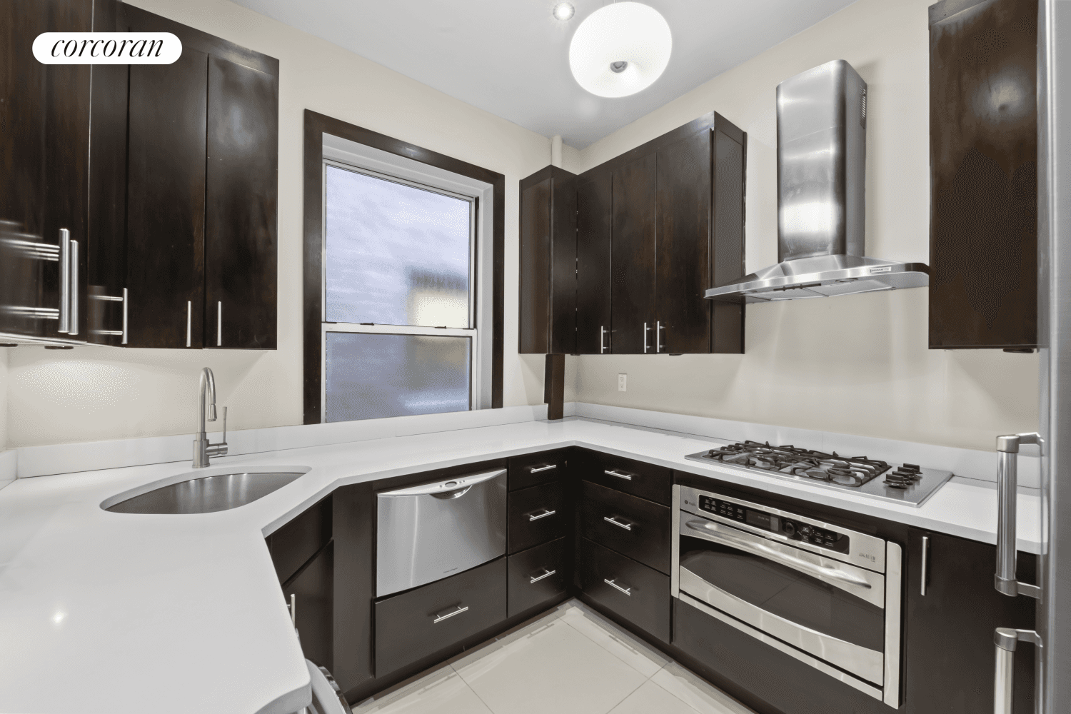 Immediate Subletting Allowed Loft Like Elegance in the Heart of Midtown Apartment 4D at 324 East 50th Street Step into the distinctive charm of Apartment 4D a spacious, loft inspired ...