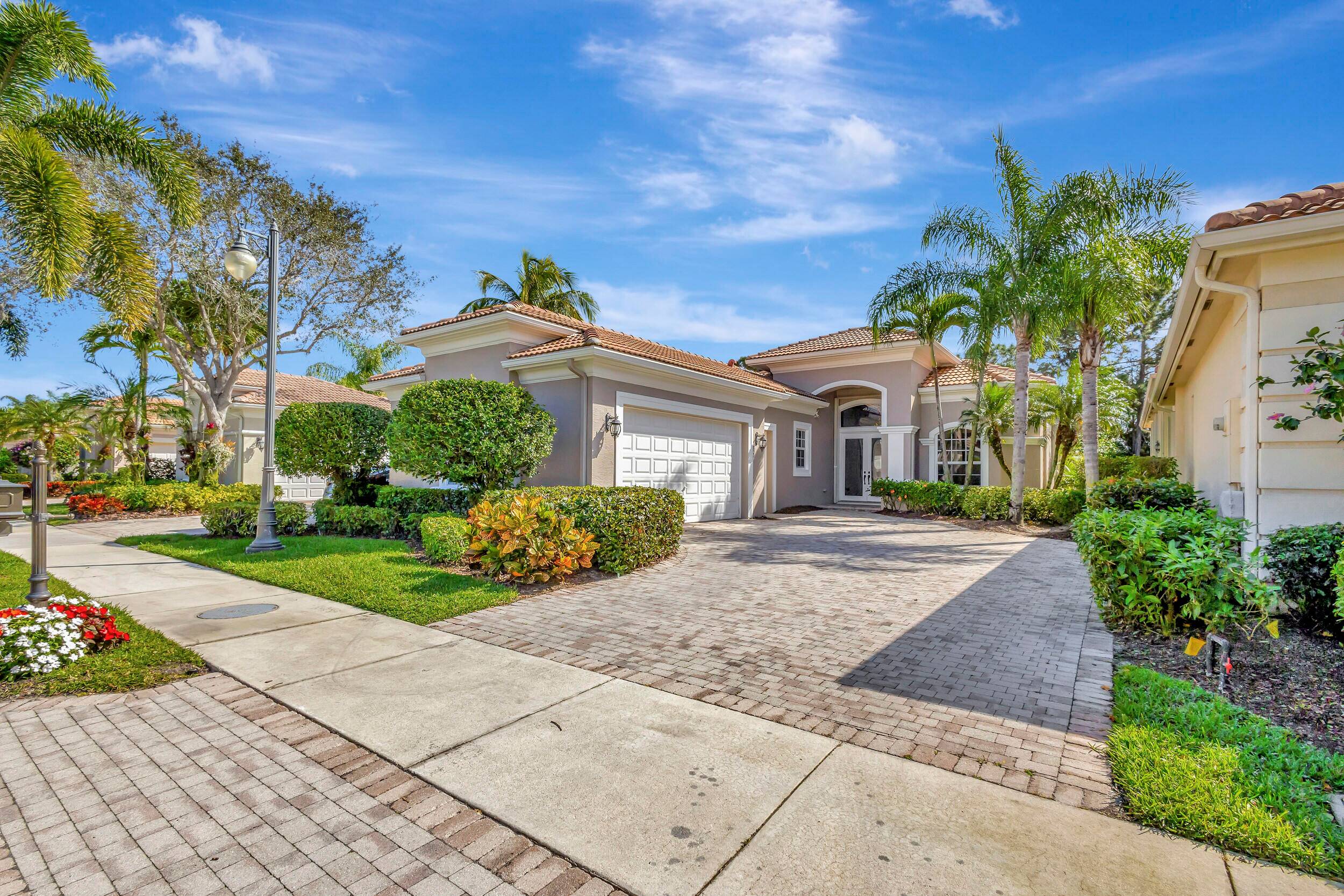 BEAUTIFULLY FURNISHED AND DECORATED HOME WITH A SPORTS MEMBERSHIP AVAILABLE TO RENT ANNUALLY OR SEASONALLY IN THE COUNTRY CLUB OF MIRASOL.
