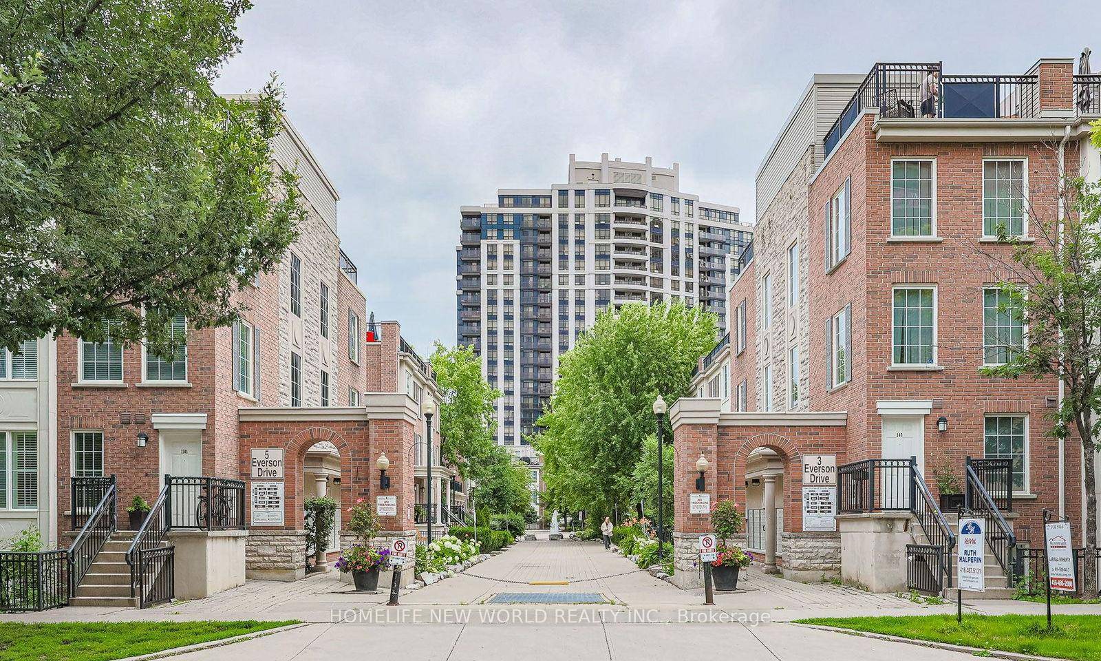 Immaculate and meticulously maintained 2 storey condo, featuring the sought after Stratford Model.