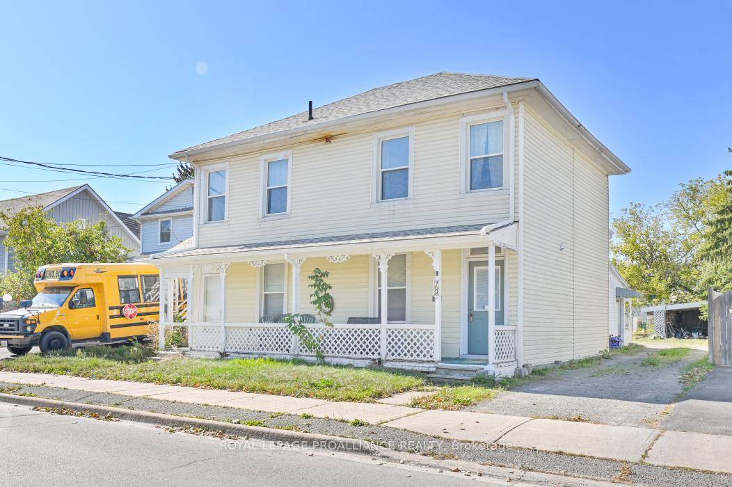 Triplex located close to the waterfront trail, marina and shopping.