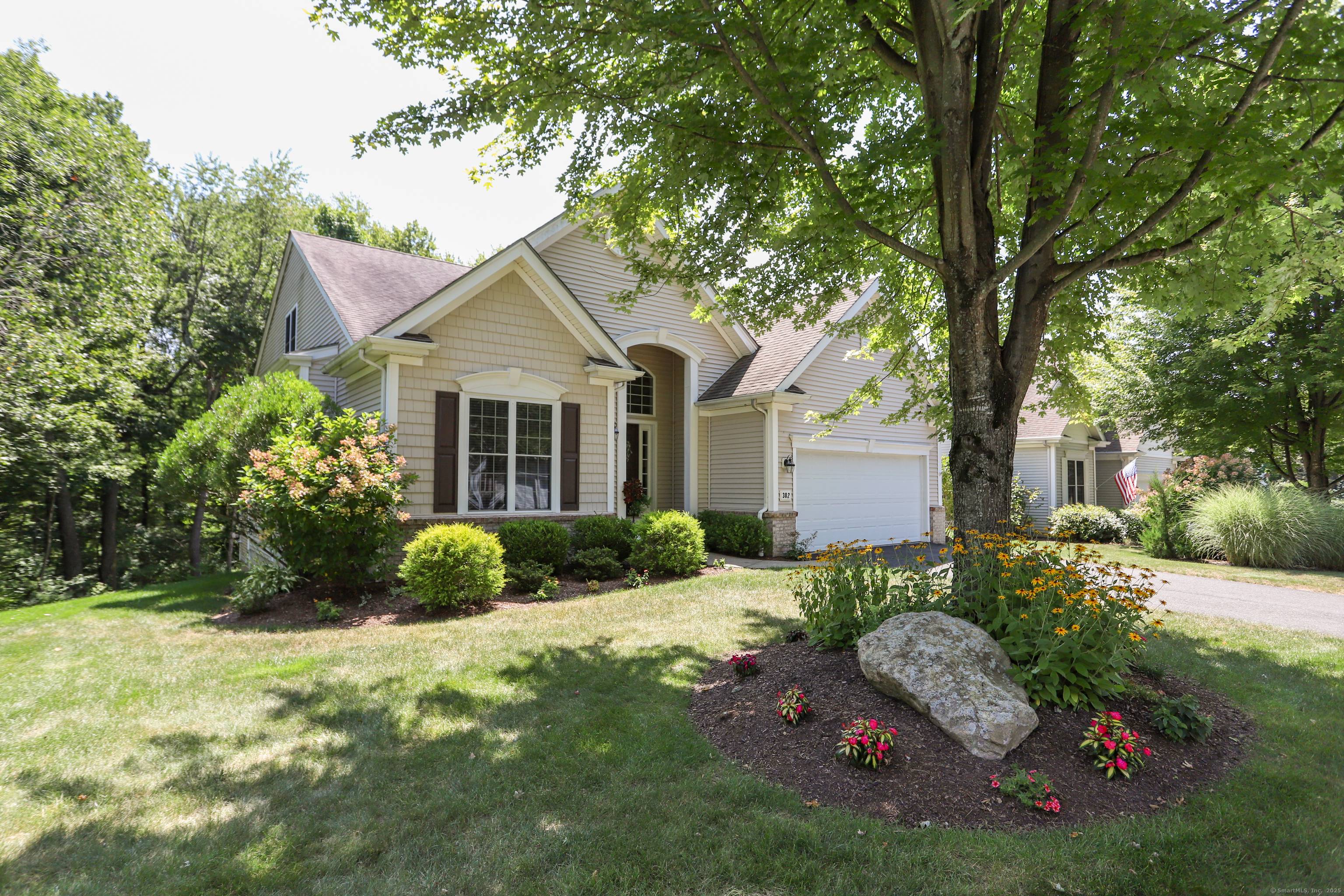 Welcome to this free standing Laurel model in the sought after Oxford Greens community.