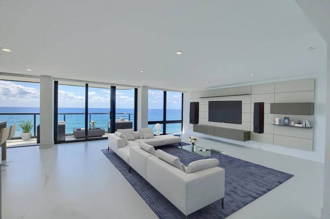 Welcome to this dream home with breathtaking ocean and city views !