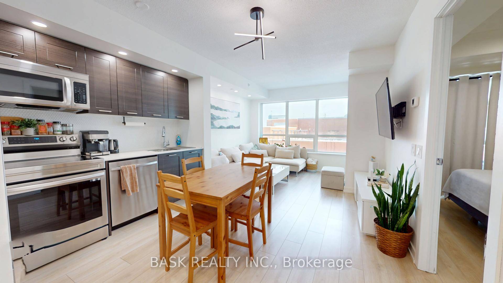 Nestled in the heart of Mimico, this stunning 1 1 bedroom condo blends urban convenience with waterfront tranquility.