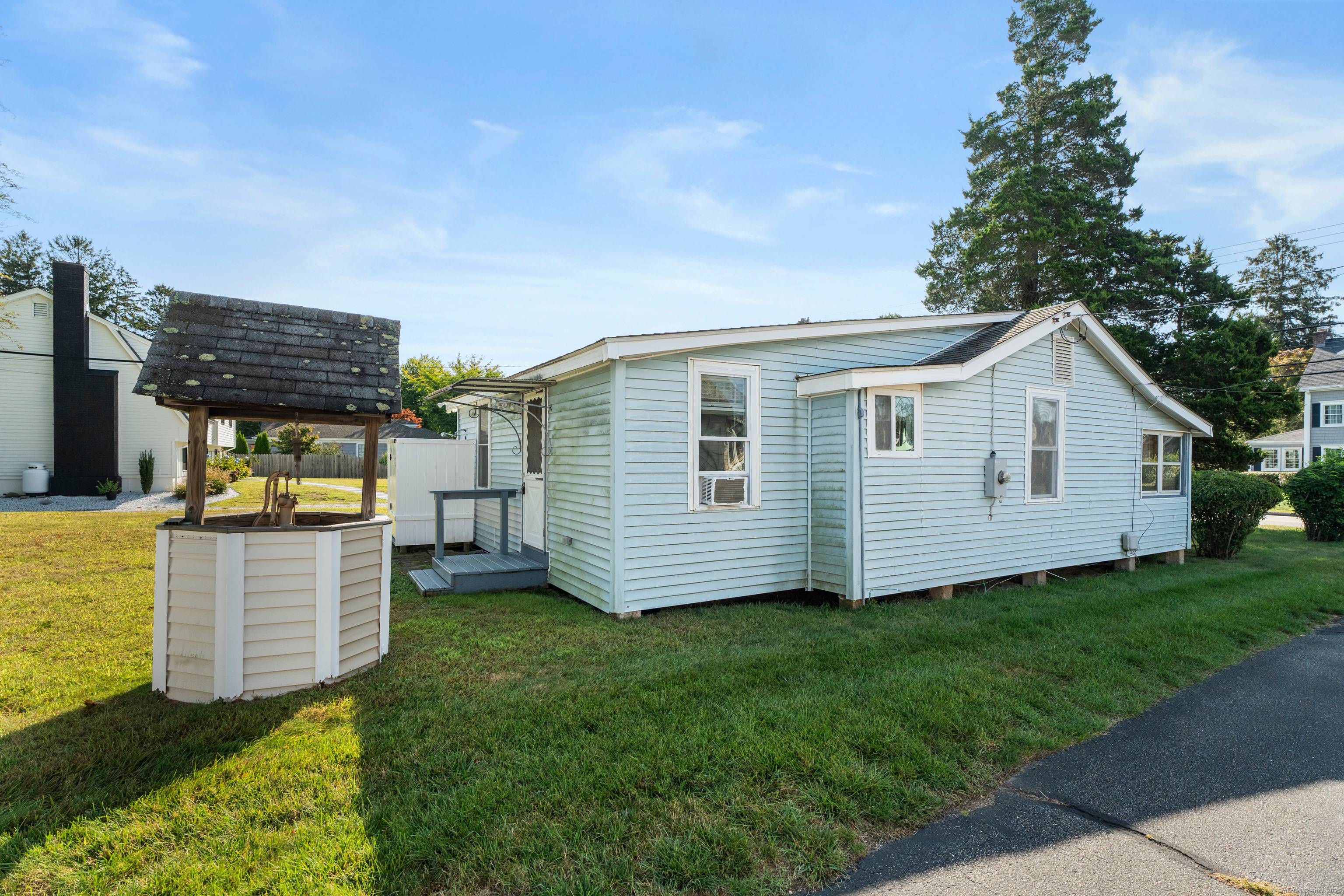 Adorable seasonal beach cottage nestled in the heart of Old Saybrook !