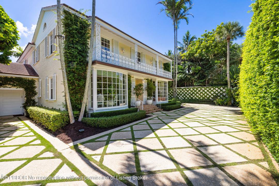 Just four houses from The Colony Hotel, this elegant in town residence captures the essence of Palm Beach living.