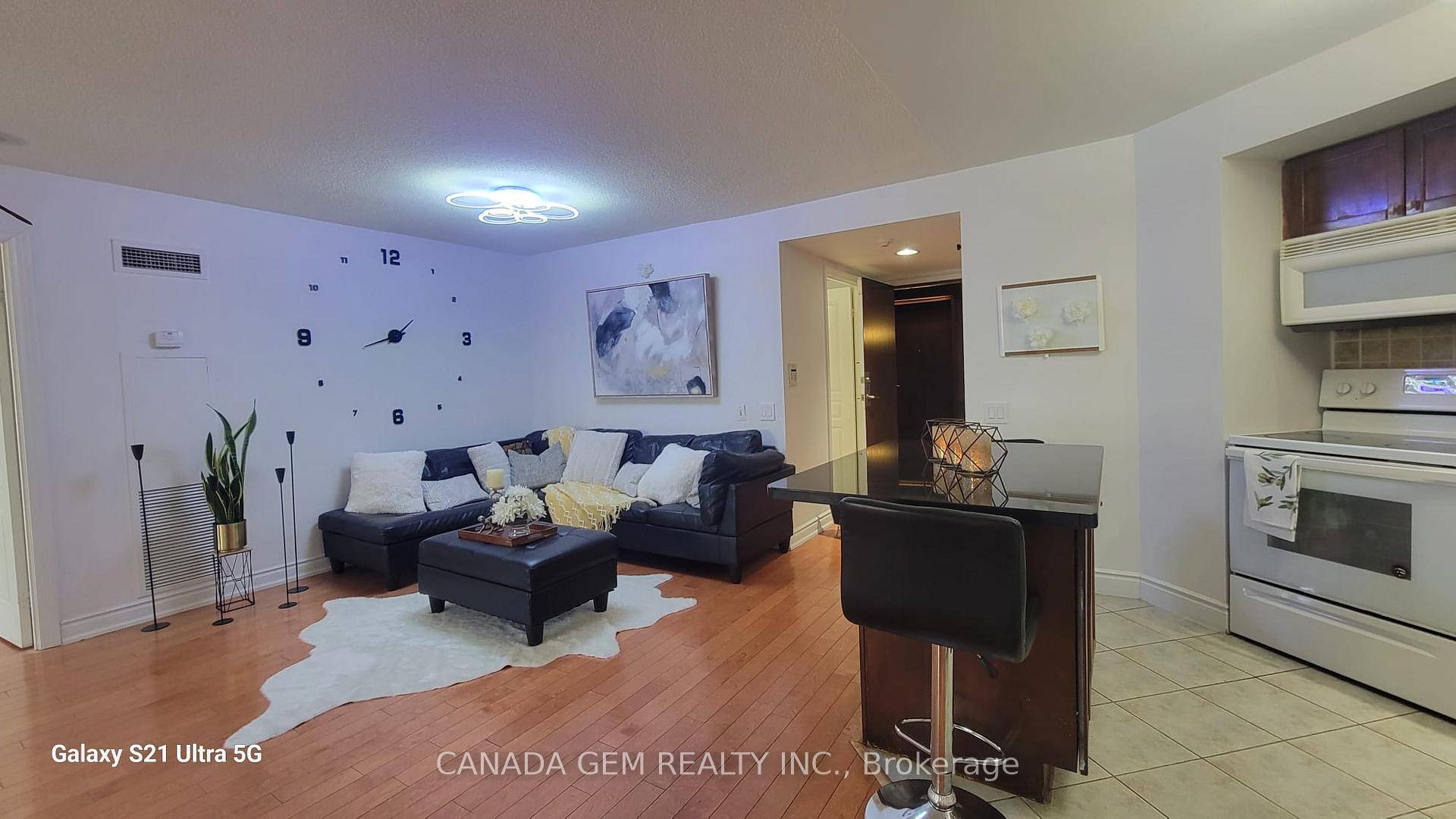 Welcome to this stunning unit in the prestigious Tridel, Triomphe Luxury Condo, Unbeatable Location, Bright and Spacious in the Heart of North York.