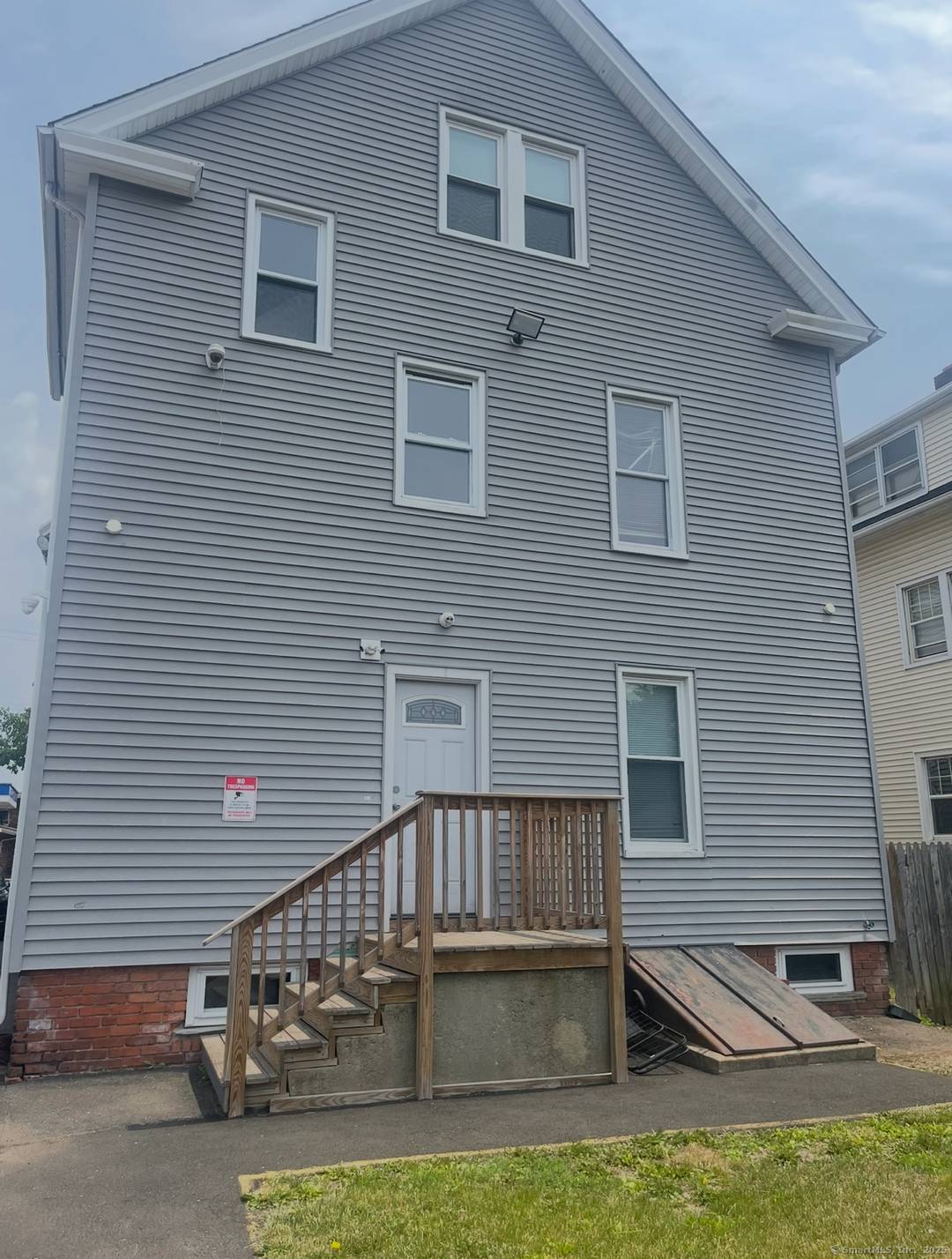 Great investment opportunity located in a highly desirable area next to Yale Hospital and within walking distance of local stores.