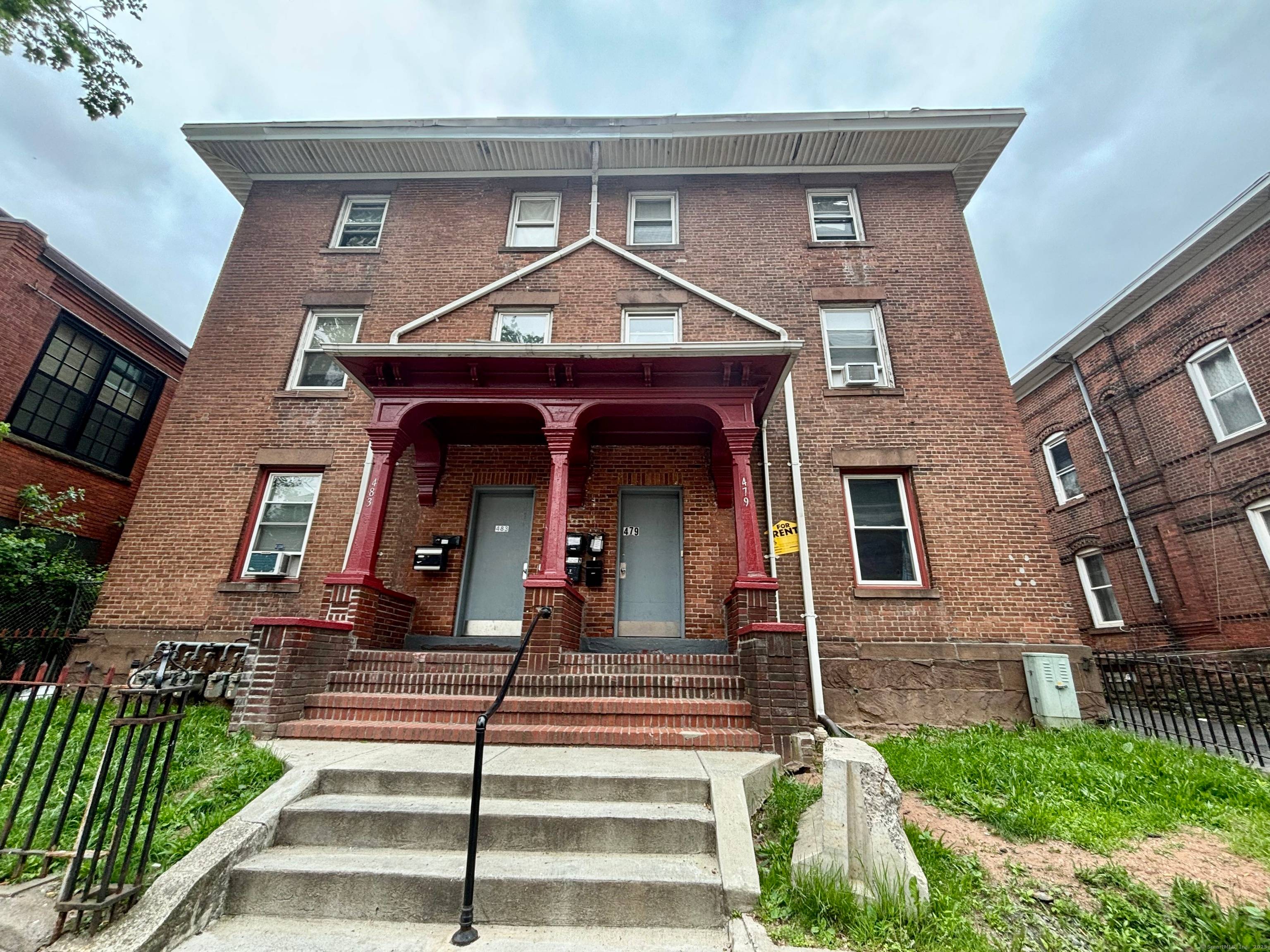 8 CAP ! ! ! Outstanding opportunity to own a fully occupied, income producing 6 unit brick building in one of Hartford's most sought after locations just steps from the ...