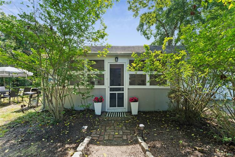 MINUTES TO TOWN amp ; THE BEACH Escape to the Hamptons for the summer in this charming Quogue cottage, ideally located just minutes from Main Street and the Quogue Village ...