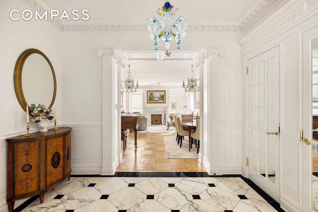 This renovated classic six is perfectly located on Fifth Avenue and offers a gracious layout with well proportioned rooms, and an ideal separation of the public living space from the ...