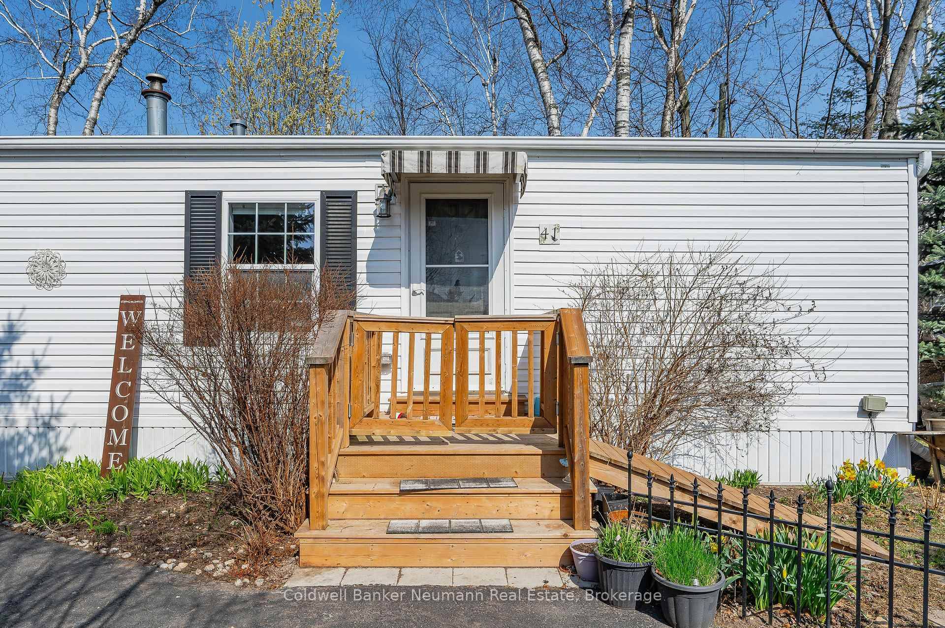 Nestled in a private community in the beautiful township of Puslinch, 41 Jasper Heights offers peaceful living with unbeatable convenience.