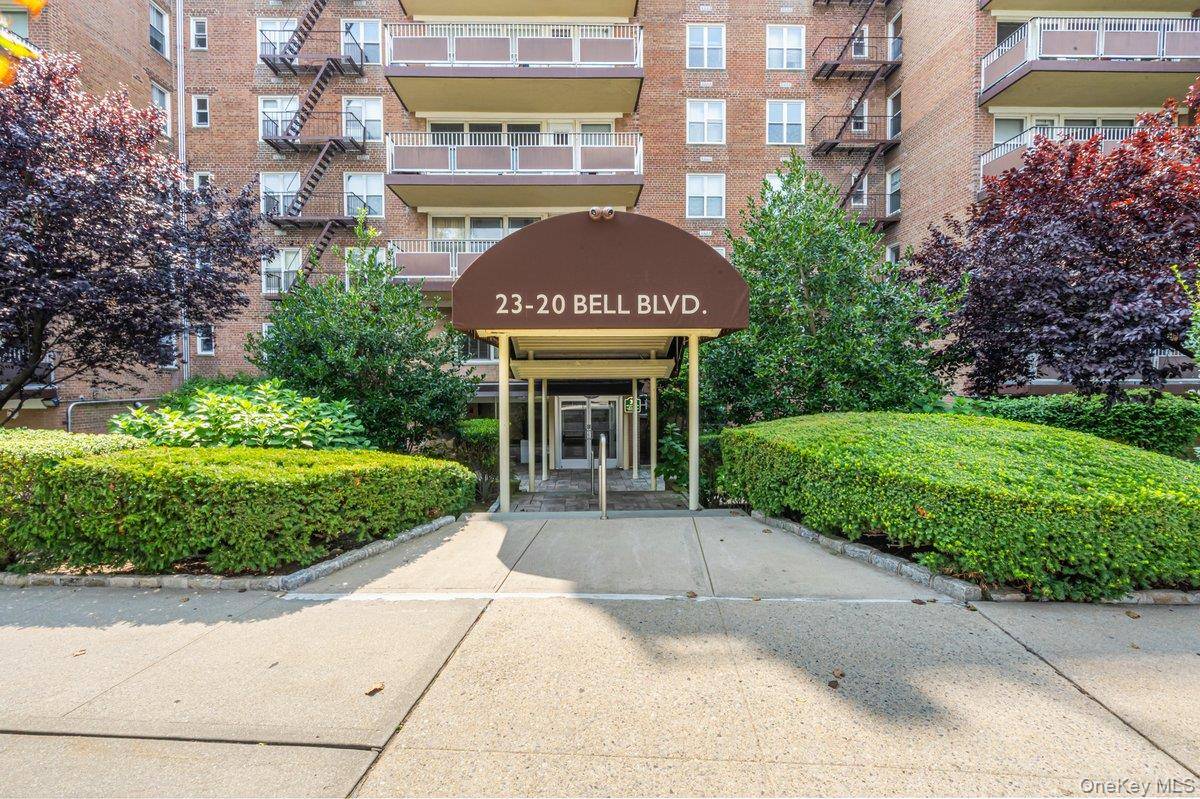 Beautiful 2 bedroom 2 bathroom coop with terrace.