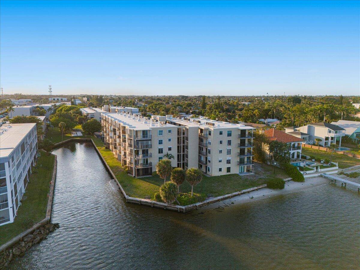Beautiful Intracoastal Condo in Hidden Harbour.