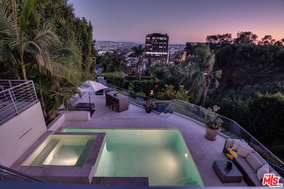 8954   ST IVES DR 5.0 Sunset Strip LA