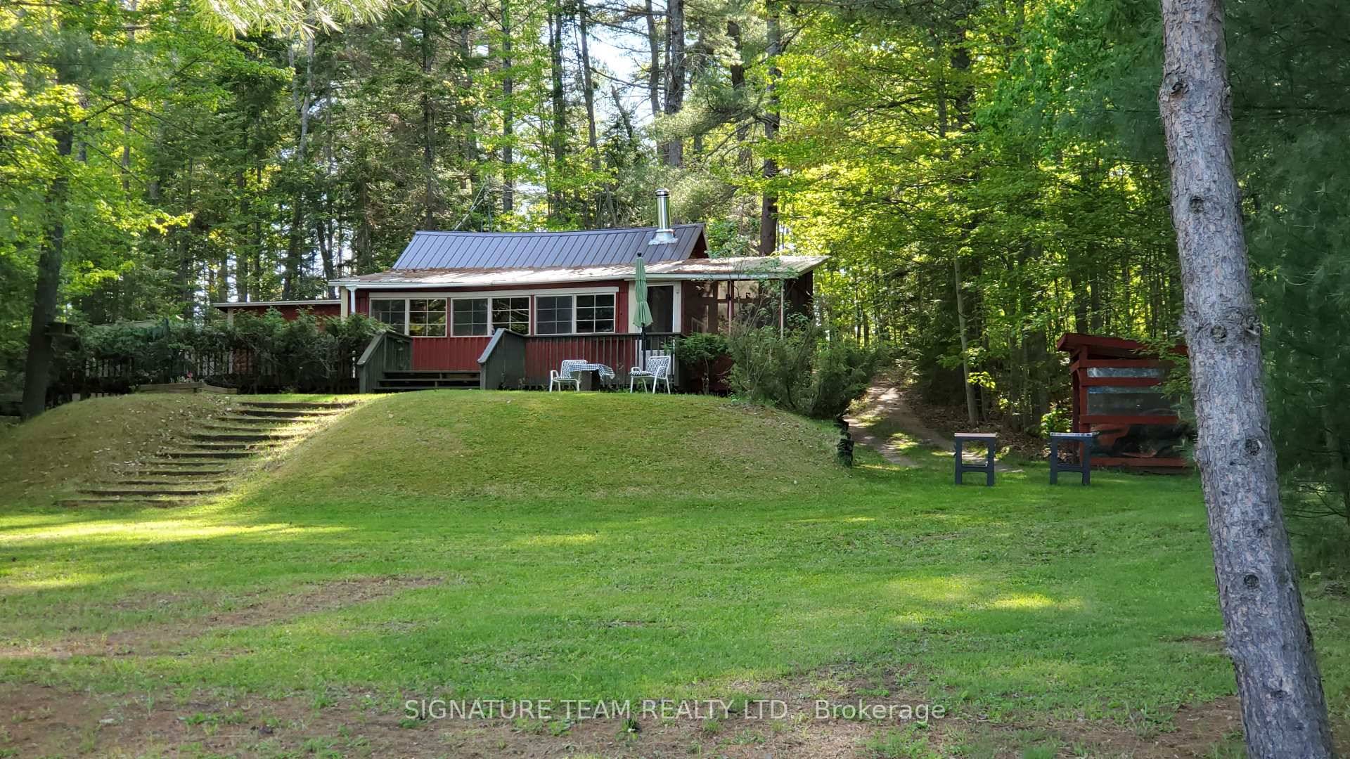 A true authentic 3 season cottage on the shores of the Bonnechere River with access to Golden Lake.