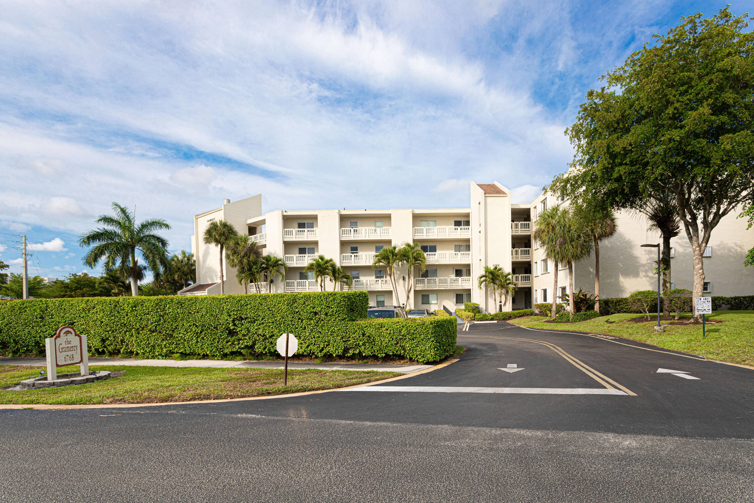 LOWER PRICE FOR 3 2 CONDO WITH GOLF.