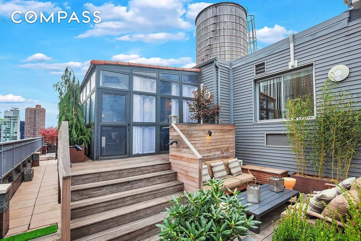 Sitting on top of Madison Avenue s finest 1916 building, built by Arthur Loonis Harmon the same architect who designed the Empire State building, is a stunning PENTHOUSE with spectacular ...