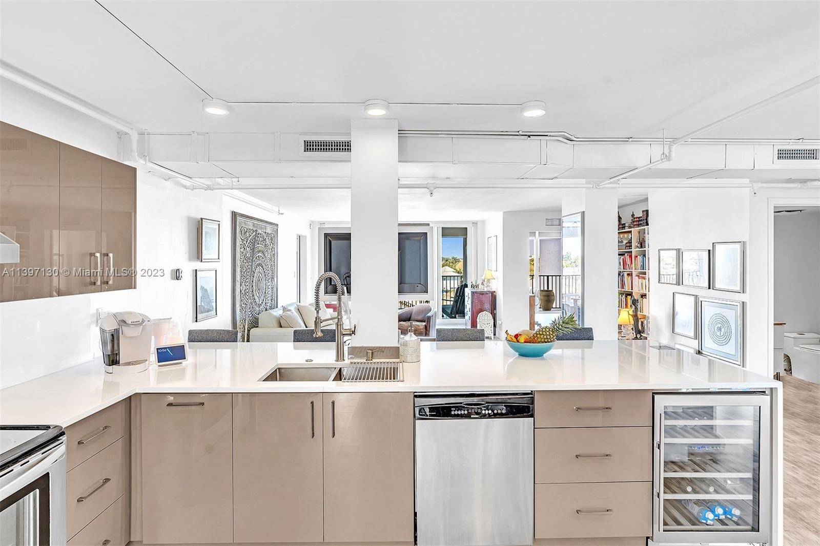 Live in one of the best condos on the Intracoastal with amazing views, open kitchen, 2.