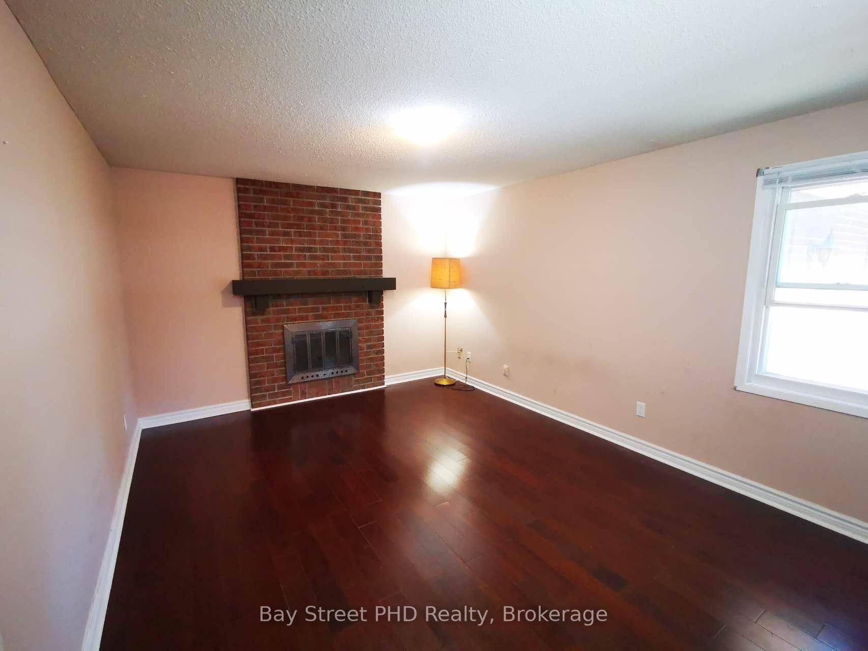 Elegant 4 Bedroom Detached Home in Sought After Sawmill Valley !