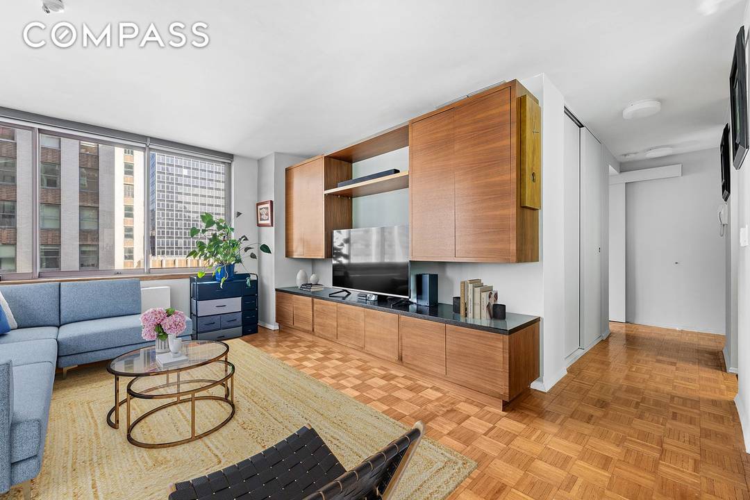 Welcome to this lovely, high floor one bedroom home at The Vanderbilt, one of midtown s sought after luxury condos.