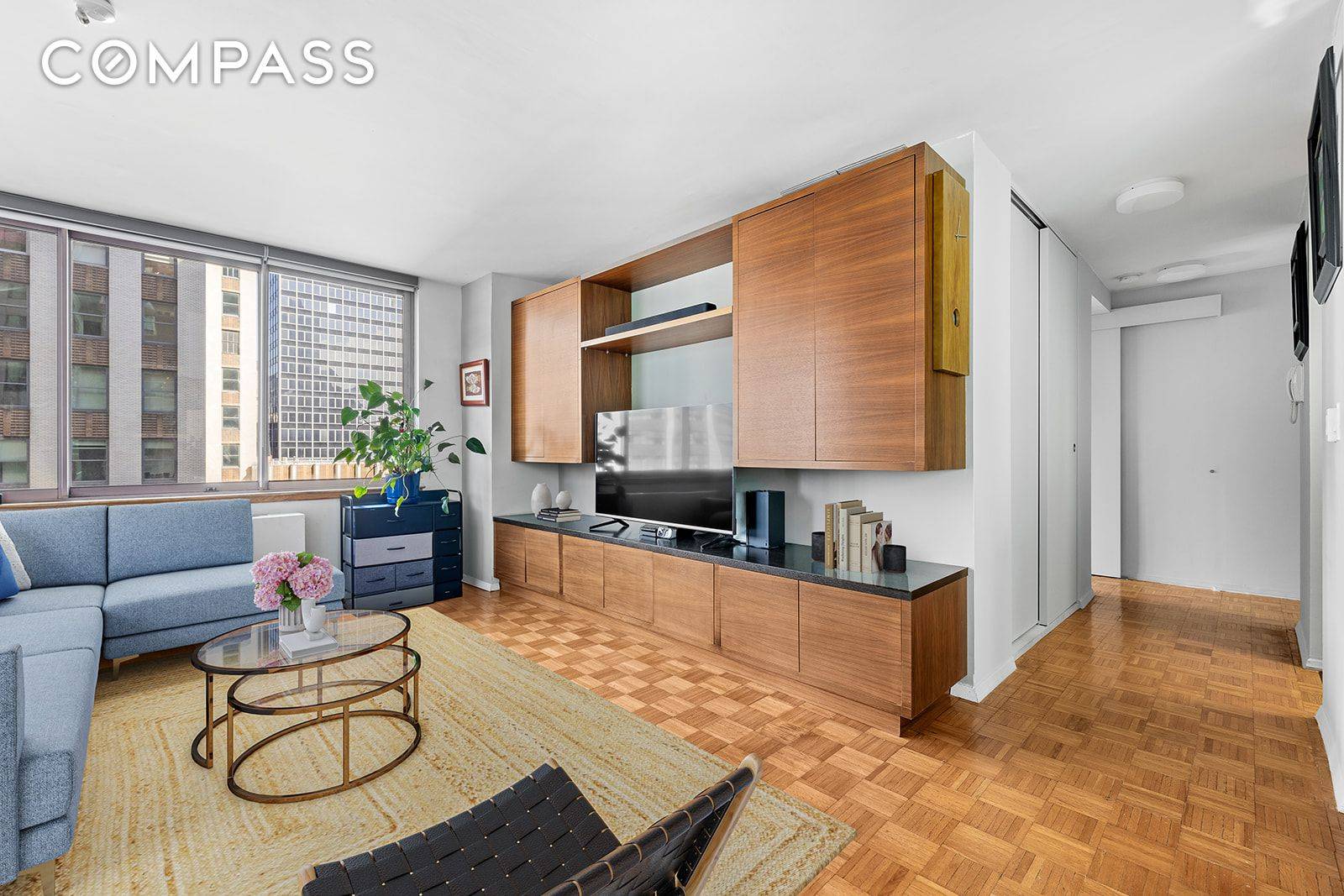 Welcome to this lovely, high floor one bedroom home at The Vanderbilt, one of midtown s sought after luxury condos.