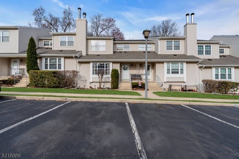 Excellent opportunity to live in a super quiet, well located Somerset community !