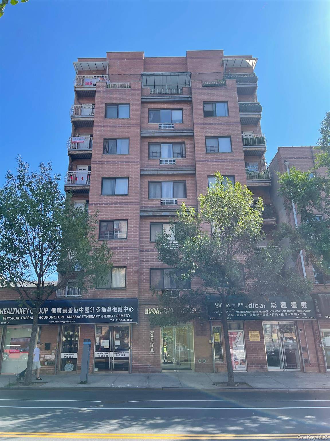 Welcome to Broadway Tower, this building offer a nice one Bedroom ONE BATHROOM balcony, ready for a new owner, close to shops, restaurants, public transportation, library and more.