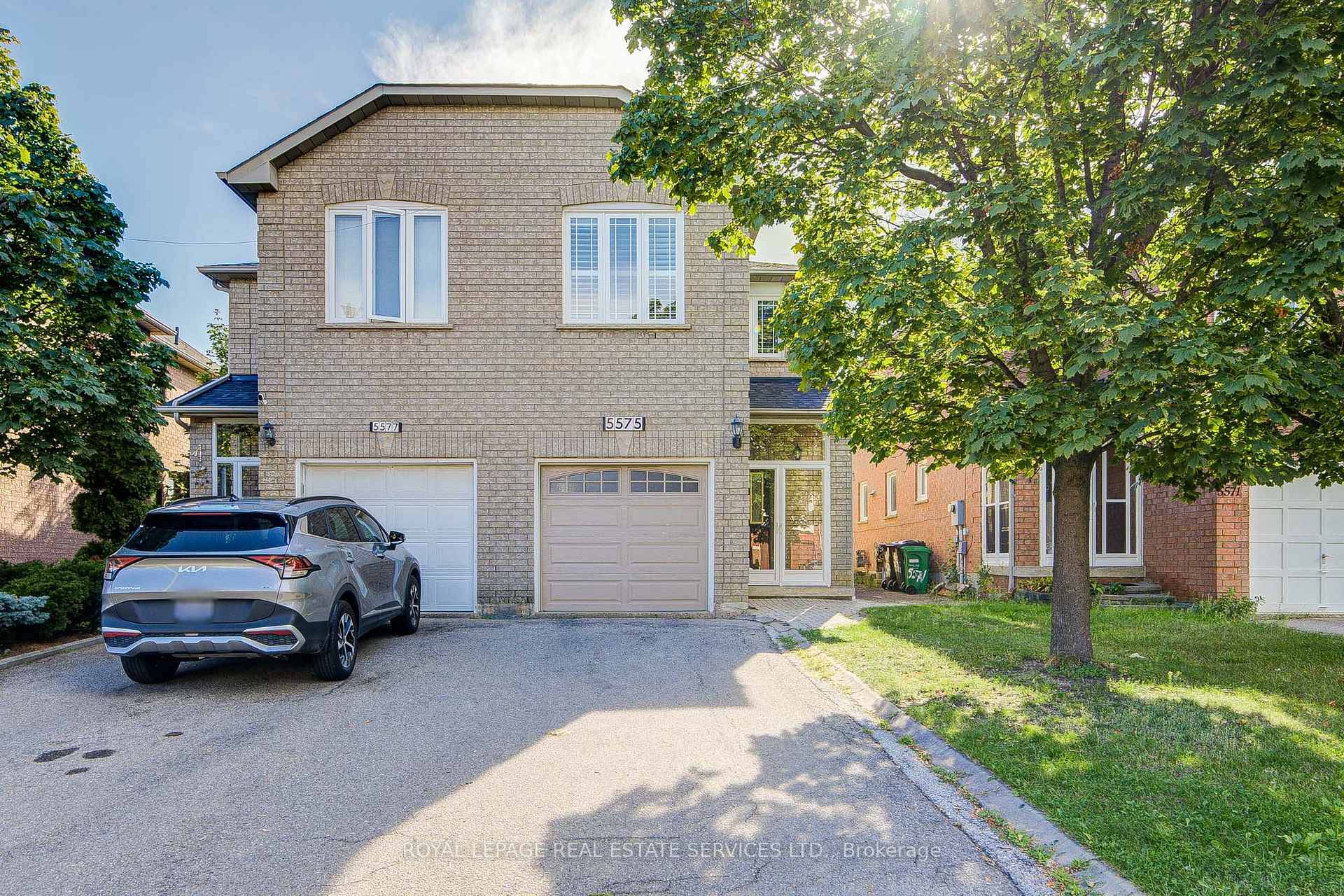 Gorgeous semi detached home located on a quiet street in a family friendly and highly desirable neighborhood in the heart of Mississauga !