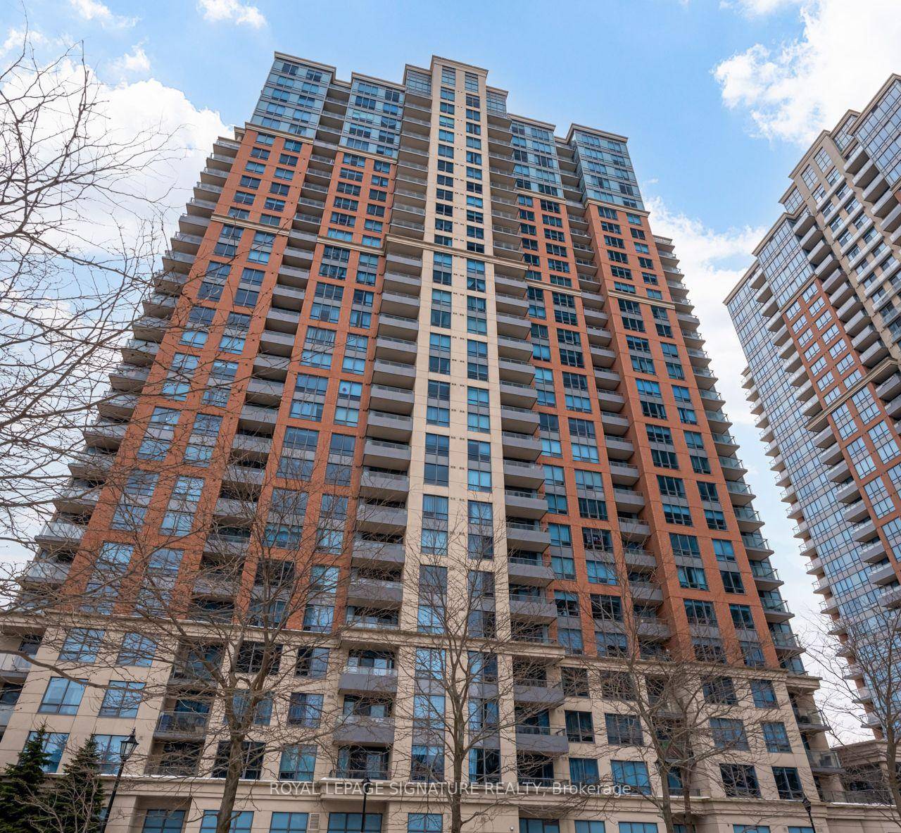Welcome to this bright and airy 1 1 bedroom condo, perfectly renovated and comes with parking and a locker !