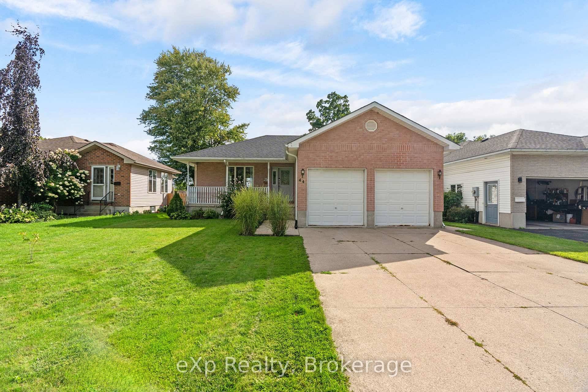 Welcome to this well cared for bungalow in a quiet, family friendly neighbourhood.